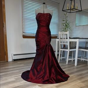 Elegant Burgundy Strapless Evening Gown